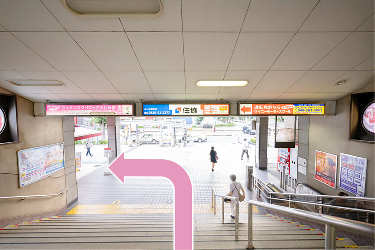 ③階段を下りたら左に曲がります