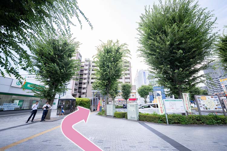 ④ロータリーを道なりに進みます